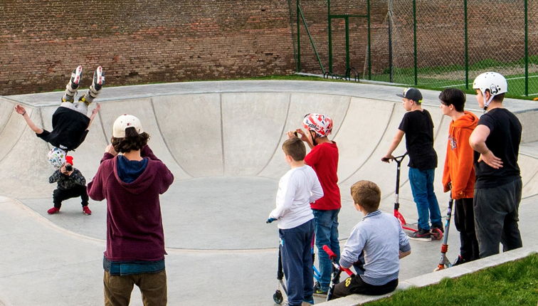 Skate-Bowl aus Beton-Modulen