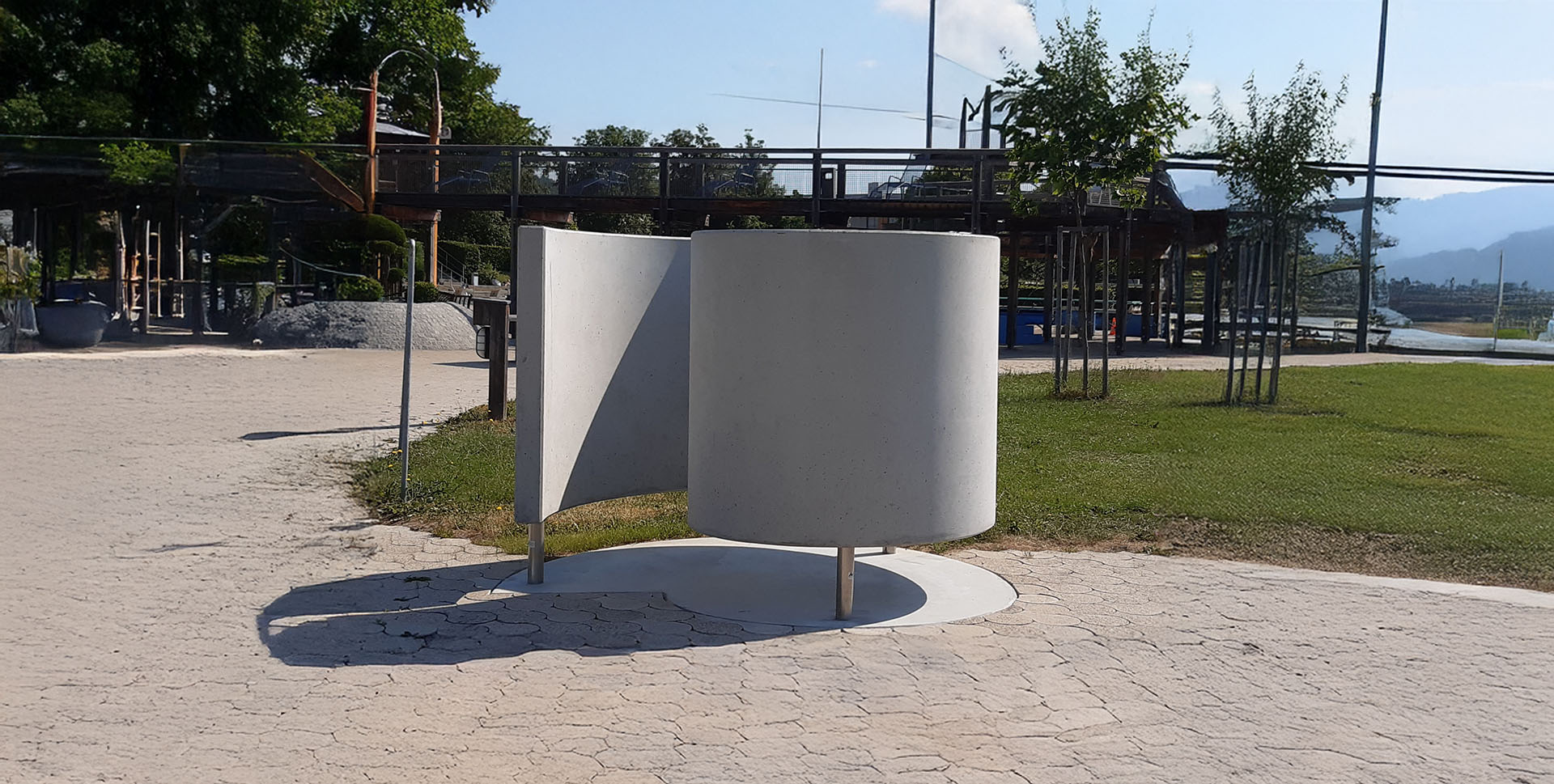 Schnecken-Umkleidekabine aus Beton im Freibad.